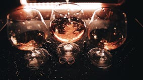 De whisky giet prachtig in één van de drie glazen die zich op de lijst bevinden Zeer close-up Mooi licht stock footage De whisky giet prachtig in één van de drie glazen die zich op de lijst bevinden Zeer close-up Mooi licht stock footage