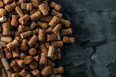 De wijn kurkt achtergrondachtergrond en achtergrondwijnglas stock fotografie De wijn kurkt achtergrondachtergrond en achtergrondwijnglas stock fotografie