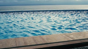 De wind blaast over de oppervlakte van de pool stock video De wind blaast over de oppervlakte van de pool stock video