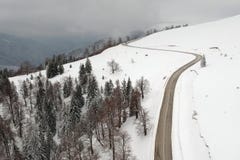 De winter luchtmening boven de weg van Transalpina mountainb stock afbeeldingen De winter luchtmening boven de weg van Transalpina mountainb stock afbeeldingen