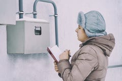 De winter, sneeuw, koude het meisje, de ingenieur, de arbeider registreert de lezingen van de sensoren en de drukmaten Zij worden stock afbeelding De winter, sneeuw, koude het meisje, de ingenieur, de arbeider registreert de lezingen van de sensoren en de drukmaten Zij worden stock afbeelding
