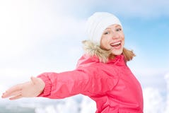 De winteractiviteiten in aard gelukkig meisje die met open handen van het leven genieten royalty-vrije stock afbeelding De winteractiviteiten in aard gelukkig meisje die met open handen van het leven genieten royalty-vrije stock afbeelding