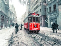 De wintermening van nostalgische rode Tram en mensen in het dagelijkse leven royalty-vrije stock afbeeldingen De wintermening van nostalgische rode Tram en mensen in het dagelijkse leven royalty-vrije stock afbeeldingen
