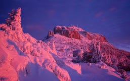 De winterzonsondergang in berg van Ceahlau royalty-vrije stock foto De winterzonsondergang in berg van Ceahlau royalty-vrije stock foto