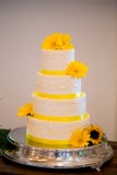 De witte en Gele Cake van de Huwelijksontvangst stock foto De witte en Gele Cake van de Huwelijksontvangst stock foto