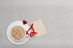 De witte hete kopkoffie drinkt exemplaar-ruimte van de de liefde de lege kaart van het hartsymbool royalty-vrije stock afbeelding De witte hete kopkoffie drinkt exemplaar-ruimte van de de liefde de lege kaart van het hartsymbool royalty-vrije stock afbeelding
