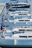 De witte jachten legden op een rij in de haven vast stock afbeelding De witte jachten legden op een rij in de haven vast stock afbeelding