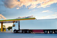 De witte vrachtwagen is bij een brandstofpost royalty-vrije stock foto's De witte vrachtwagen is bij een brandstofpost royalty-vrije stock foto's