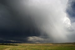 De wolkenbroodje van de donder binnen over het Grote Land van de Hemel, Montana stock foto's De wolkenbroodje van de donder binnen over het Grote Land van de Hemel, Montana stock foto's