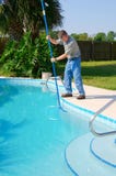 Het woon pool het schoonmaken de dienstmens werken stock fotografie Het woon pool het schoonmaken de dienstmens werken stock fotografie
