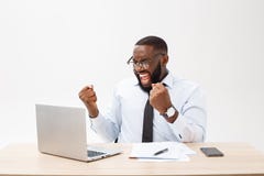 De zaken zijn zijn leven Vrolijke jonge Afrikaanse mens in formele slijtage en het werken aan laptop royalty-vrije stock afbeeldingen De zaken zijn zijn leven Vrolijke jonge Afrikaanse mens in formele slijtage en het werken aan laptop royalty-vrije stock afbeeldingen