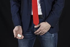De zakenman houdt een lies, een handvol pillen in haar hand, prostatitis stock foto De zakenman houdt een lies, een handvol pillen in haar hand, prostatitis stock foto