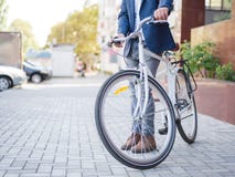 De zakenman nam de fiets en gaat met hem werken stock afbeeldingen De zakenman nam de fiets en gaat met hem werken stock afbeeldingen