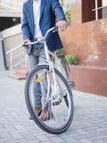 De zakenman nam de fiets en gaat met hem werken royalty-vrije stock afbeelding De zakenman nam de fiets en gaat met hem werken royalty-vrije stock afbeelding