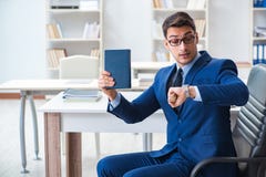 De zakenman in uitvoerend onderwijsconcept met boek royalty-vrije stock afbeelding De zakenman in uitvoerend onderwijsconcept met boek royalty-vrije stock afbeelding