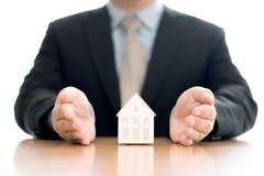 De zakenmanhand houdt het huismodel royalty-vrije stock afbeelding De zakenmanhand houdt het huismodel royalty-vrije stock afbeelding