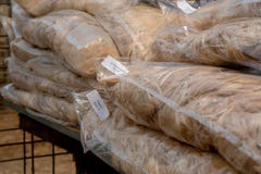 De zakken alpaca scheren klaar voor verkoop stock afbeelding De zakken alpaca scheren klaar voor verkoop stock afbeelding