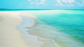 De zandbar lijkt bij hoogtijd op het eiland Lhaviyani, de Maldiven stock fotografie De zandbar lijkt bij hoogtijd op het eiland Lhaviyani, de Maldiven stock fotografie