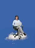 De zitting van de onderneemster op wolk met computer stock afbeeldingen De zitting van de onderneemster op wolk met computer stock afbeeldingen