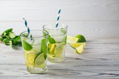 De zomer detox gezond organisch verfrissend water met citroen, kalk en munt royalty-vrije stock afbeelding De zomer detox gezond organisch verfrissend water met citroen, kalk en munt royalty-vrije stock afbeelding