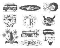 De zomer het surfen dag grafische elementen De vector geplaatste emblemen van de Vakantietypografie Surferpartij met brandingssym Stock Foto's De zomer het surfen dag grafische elementen De vector geplaatste emblemen van de Vakantietypografie Surferpartij met brandingssym Stock Foto's