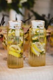 De zomer koude cocktails met een ton Limonadewater Verschillende limonades met ijsblokjes en citroenplakken in de tribune van de royalty-vrije stock fotografie De zomer koude cocktails met een ton Limonadewater Verschillende limonades met ijsblokjes en citroenplakken in de tribune van de royalty-vrije stock fotografie