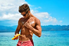 De zomer skincare Mens die het Lichaamslotion toepassen van de Zonneschermbescherming stock fotografie De zomer skincare Mens die het Lichaamslotion toepassen van de Zonneschermbescherming stock fotografie