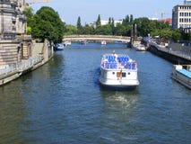 De zomercruise van toeristenboten langs de rivier in Berlijn royalty-vrije stock afbeeldingen De zomercruise van toeristenboten langs de rivier in Berlijn royalty-vrije stock afbeeldingen