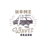De zomeretiket met retro van de van de brandingsauto, surfplank en typografie elementen Uitstekende strandstijl voor t-shirts, em Royalty-vrije Stock Foto's De zomeretiket met retro van de van de brandingsauto, surfplank en typografie elementen Uitstekende strandstijl voor t-shirts, em Royalty-vrije Stock Foto's