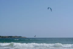 De zomerlandschap van het overzees met vliegersurfer stock fotografie De zomerlandschap van het overzees met vliegersurfer stock fotografie