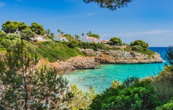 De zomervakantie bij mooi strand op Majorca-eiland, Spanje royalty-vrije stock afbeelding De zomervakantie bij mooi strand op Majorca-eiland, Spanje royalty-vrije stock afbeelding