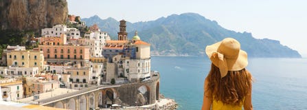 De zomervakantie in het panoramabanner van Italië Achtermening van jonge vrouw met strohoed en gele kleding met Atrani-dorp royalty-vrije stock afbeeldingen De zomervakantie in het panoramabanner van Italië Achtermening van jonge vrouw met strohoed en gele kleding met Atrani-dorp royalty-vrije stock afbeeldingen