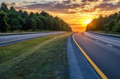 De zomerzonsondergang, William Natcher Parkway, Kentucky stock afbeelding De zomerzonsondergang, William Natcher Parkway, Kentucky stock afbeelding