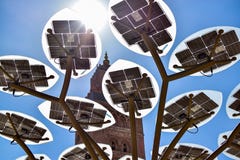 De zon geeft energie aan de zonnepanelen en verlicht de moskee stock afbeelding De zon geeft energie aan de zonnepanelen en verlicht de moskee stock afbeelding