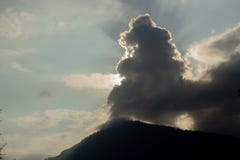 De zon is verborgen in een wolk op zonsondergangtijd stock afbeeldingen De zon is verborgen in een wolk op zonsondergangtijd stock afbeeldingen