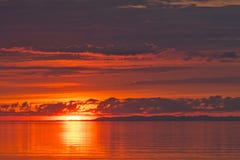 De zonsondergang bij Meer Baikal in de zomer stock afbeelding De zonsondergang bij Meer Baikal in de zomer stock afbeelding