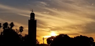 De zonsondergang door Koutoubia Mosque Marrakech, Marokko is het meest bezochte monument stock afbeeldingen De zonsondergang door Koutoubia Mosque Marrakech, Marokko is het meest bezochte monument stock afbeeldingen