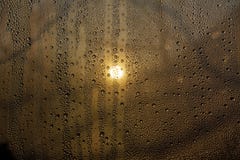 De zonsondergang misted door glas met dalingen en druppels royalty-vrije stock fotografie De zonsondergang misted door glas met dalingen en druppels royalty-vrije stock fotografie