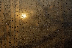 De zonsondergang misted door glas met dalingen en druppels royalty-vrije stock fotografie De zonsondergang misted door glas met dalingen en druppels royalty-vrije stock fotografie