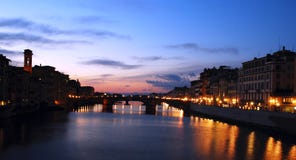 De zonsondergang van de Rivier van Arno in Florence, Italië stock afbeeldingen De zonsondergang van de Rivier van Arno in Florence, Italië stock afbeeldingen