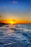 De zonsondergang van het Strand van de Baai van de gunst stock afbeeldingen De zonsondergang van het Strand van de Baai van de gunst stock afbeeldingen