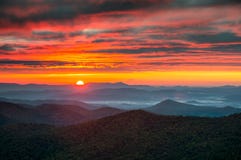 De Zonsopgangbergen van het noordencarolina blue ridge parkway autumn royalty-vrije stock foto's De Zonsopgangbergen van het noordencarolina blue ridge parkway autumn royalty-vrije stock foto's