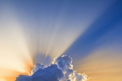 De zonstralen komen door wolken Stock Fotografie De zonstralen komen door wolken Stock Fotografie
