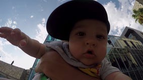 De zoon van de vaderholding in een GLB ter beschikking op de straat stock footage De zoon van de vaderholding in een GLB ter beschikking op de straat stock footage