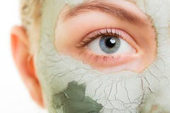 De zorg van de huid Vrouw in het masker van de kleimodder op gezicht schoonheid stock afbeelding De zorg van de huid Vrouw in het masker van de kleimodder op gezicht schoonheid stock afbeelding