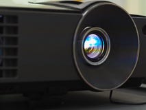 De zwarte projector op zwarte lijst, sluit omhoog stock foto De zwarte projector op zwarte lijst, sluit omhoog stock foto