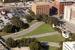 Dealey-Piazza und das ehemalige Texas School Book Depository-Gebäude stockfotos Dealey-Piazza und das ehemalige Texas School Book Depository-Gebäude stockfotos