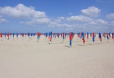 Deauville plaża w Północnym Francja z swój sÅ‚awnymi kolorowymi parasols fotografia stock Deauville plaża w Północnym Francja z swój sÅ‚awnymi kolorowymi parasols fotografia stock
