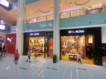 Debenhams, Billabong и магазины пумы на торговом центре Дубай - внутреннем взгляде торгового центра миров самого большого стоковое фото Debenhams, Billabong и магазины пумы на торговом центре Дубай - внутреннем взгляде торгового центра миров самого большого стоковое фото