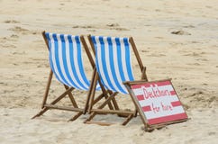 Deckchairs en alquiler en la playa imagen de archivo Deckchairs en alquiler en la playa imagen de archivo